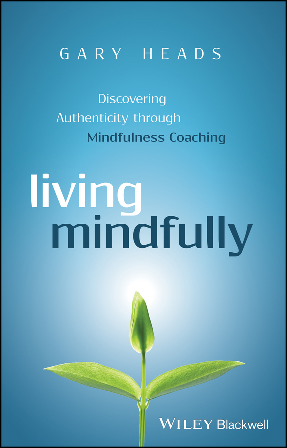 Обложка книги «Living Mindfully. Discovering Authenticity through Mindfulness Coaching»