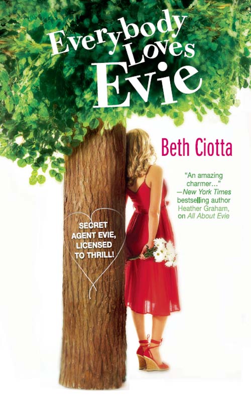 Обложка книги «Everybody Loves Evie»