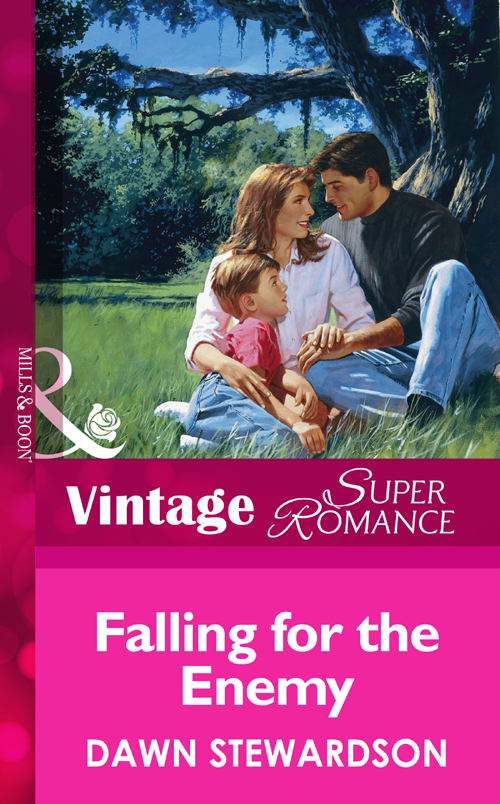 Обложка книги «Falling For The Enemy»