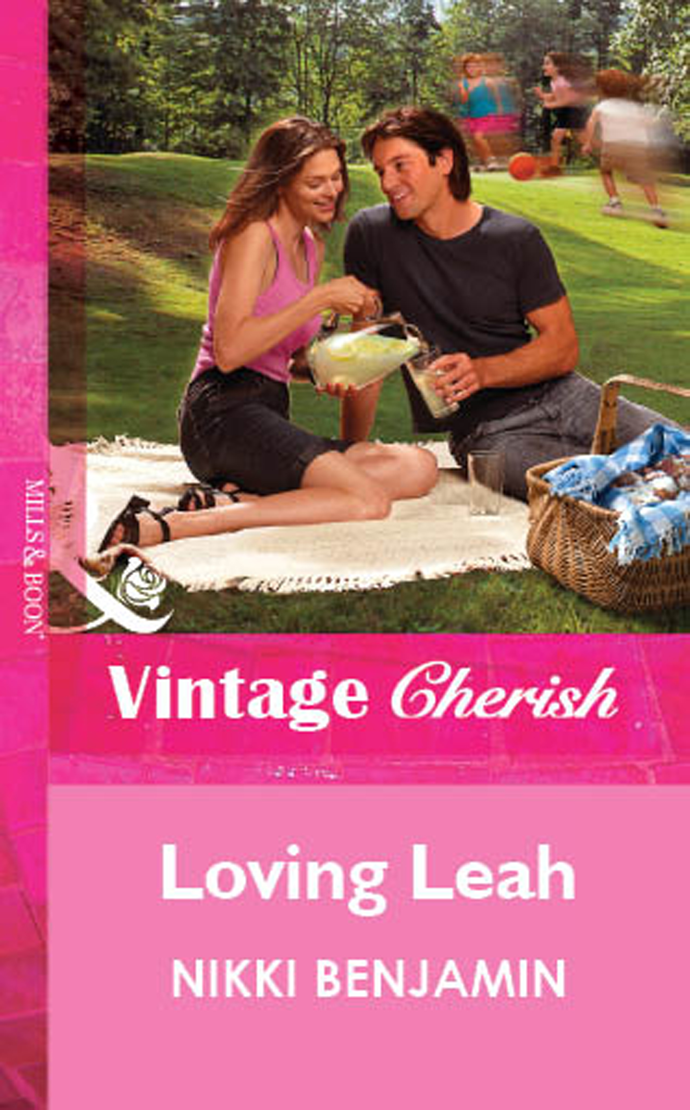 Обложка книги «Loving Leah»